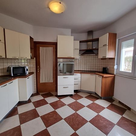 The Florens Residence Near The Beach With The Pool, Bbq And Kids Playground, Zadar Diklo Habitación foto